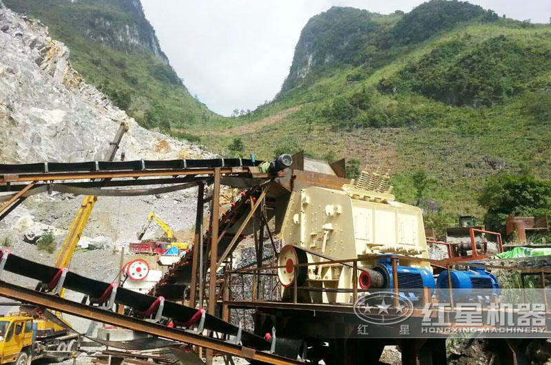 陜西100噸建筑磚塊粉碎生產現場